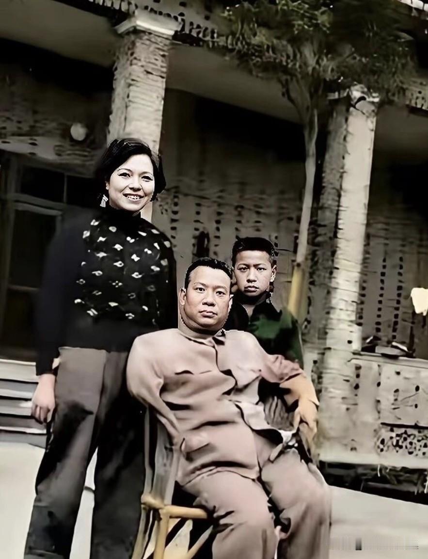 1954年，时任西南军区副司令员兼四川省军区司令员贺炳炎将军与夫人姜平、长子贺雷