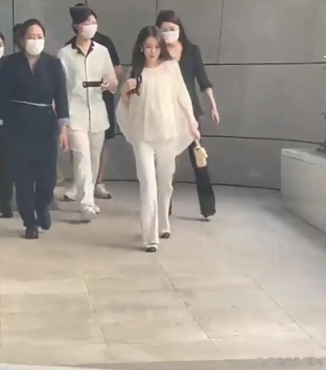郭富城妻子现身月子中心，身后跟6个人，走路大摇大摆看着好神气！​​​
