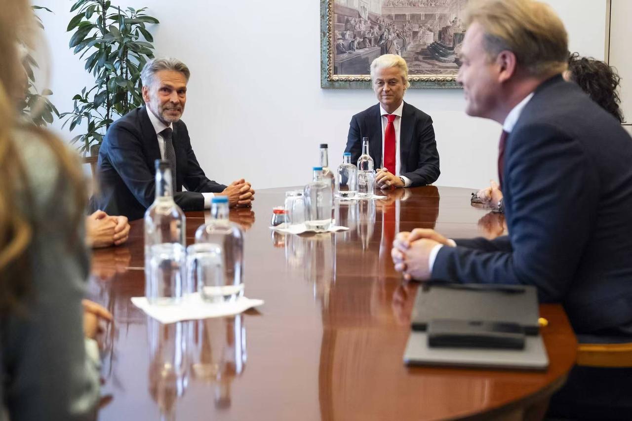 不再装了？欧洲车企如坐针毡，仍担心安世荷兰不给中国晶圆！昨天，英国《金融时报