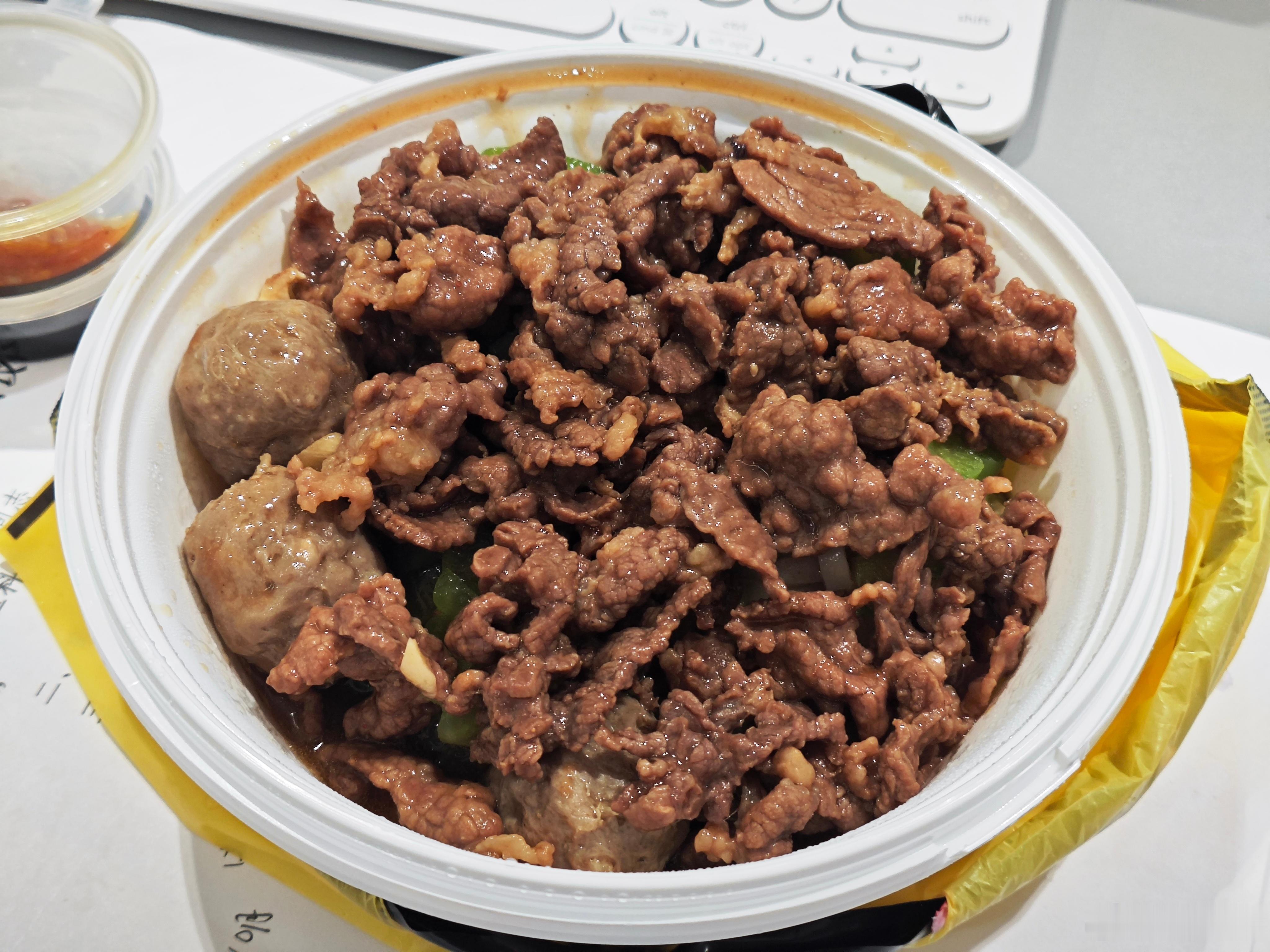 午餐吃什么在深圳最抚人心的，除了猪脚饭，还有潮汕牛肉粿条，30块钱你甚至都看不
