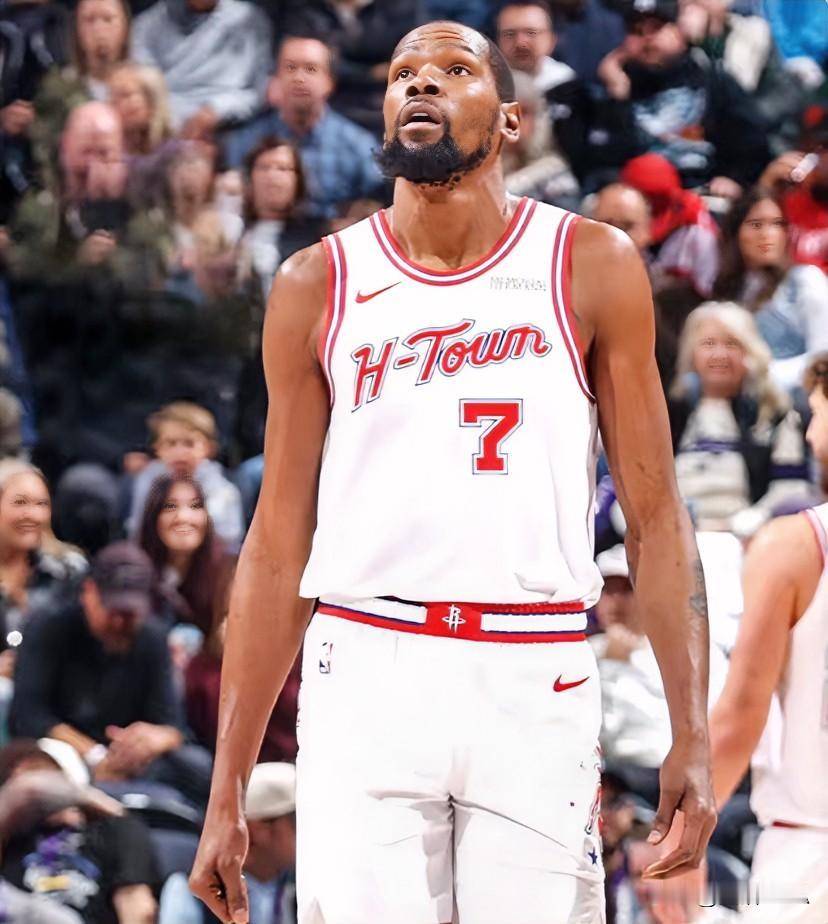 杜兰特的处境交易37岁的杜兰特来，结果第四节和加时赛连球都没接到什么，几乎是