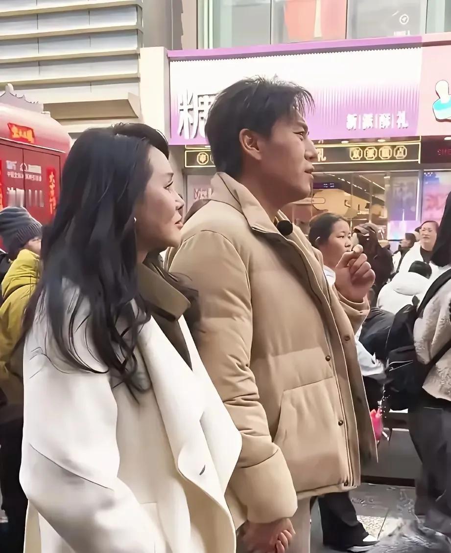 52岁被沈阳路人喊“奶奶辈”，伊能静扭头一笑的反应绝了。我告诉你，手机怼脸拍的