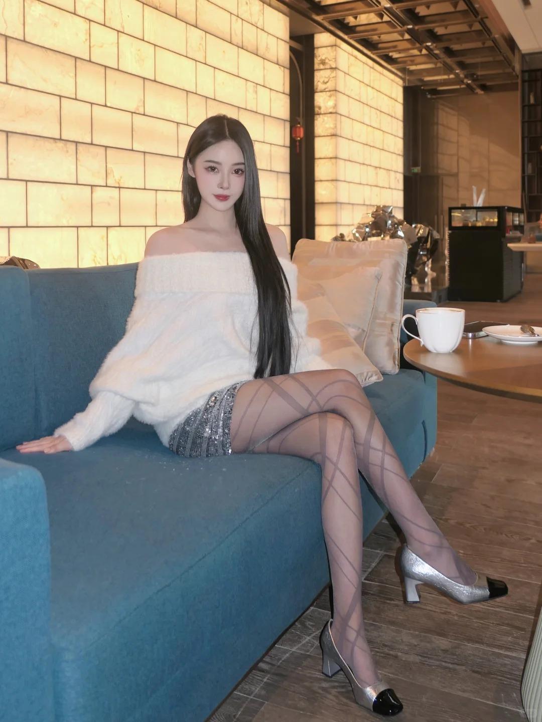 春日氛围感被这套穿搭狠狠拿捏！奶呼呼的白色一字肩毛衣，温柔勾勒肩颈线条，软乎乎的