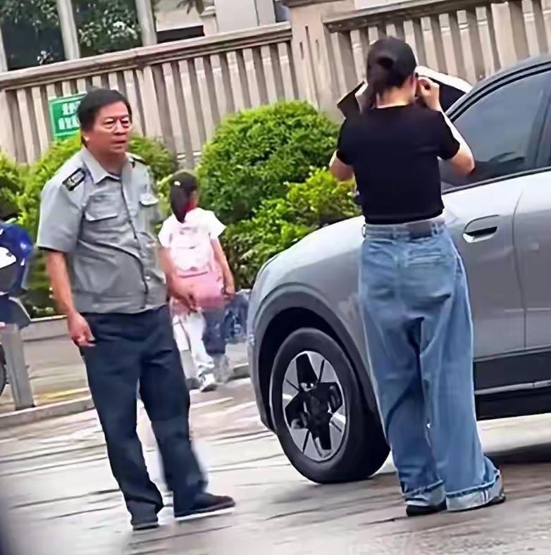 保安掌掴女士让一些人陷入错误的同情弱者、质疑职业人的怪圈儿。保安的反击虽然有些