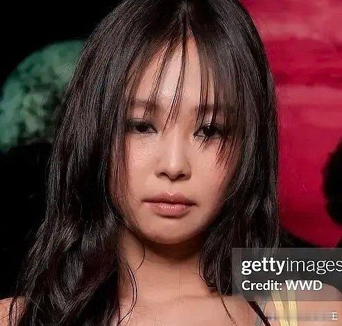 Jennie历届时装周G社生图造型汇总，这时尚表现力属于什么水平？​​​