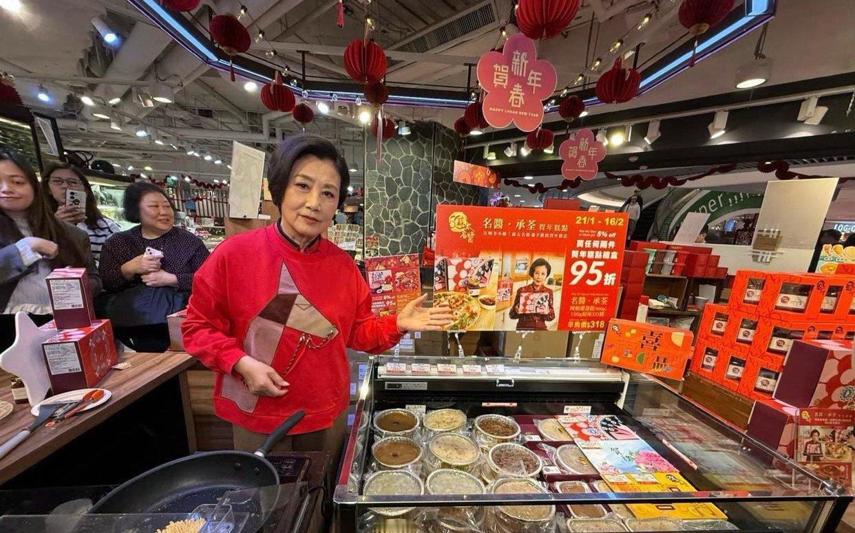 78岁的汪明荃无儿无女，早就实现财富自由，可她还这么卖力吆喝赚钱，真是吾辈之楷模