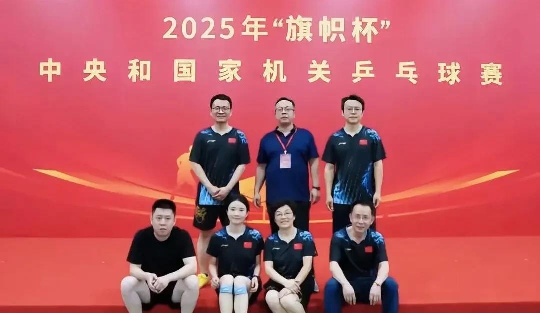 莎莎小黄鞋的魅力真是无处不在哦！现在和莎莎同款的小黄鞋齐刷刷出现在了业余乒乓赛