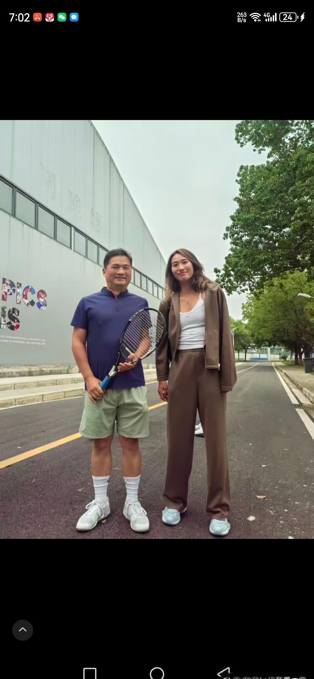 她不是在表演，是真在拼。训练完满身汗，外套一披就走，谁规定运动员得穿得像走红毯