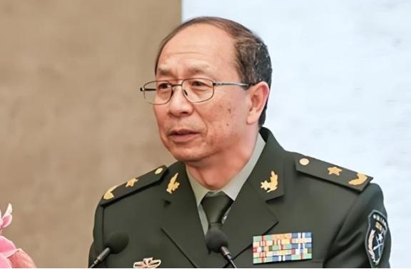 一次，记者曾问金一南：“为什么英国宁愿归还富得流油的香港，却以损失6艘军舰、10