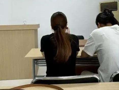 一位长相清秀的女大学生去深圳面试。面试官问她：“100个口是什么字？”​女生马