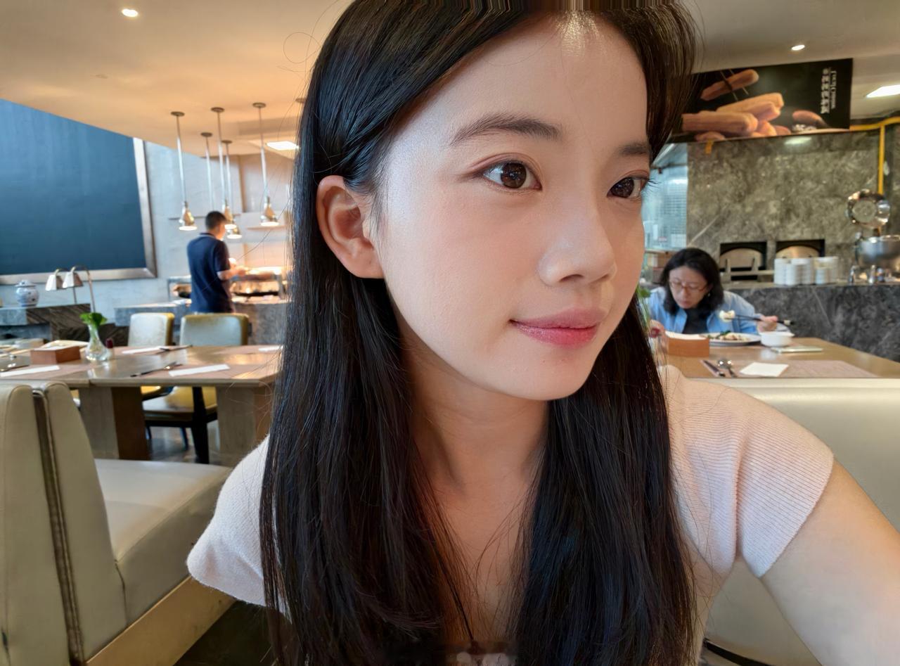 吃个晚餐，吃完就去奕境X9预售发布会现场看看它的精彩亮相​​​