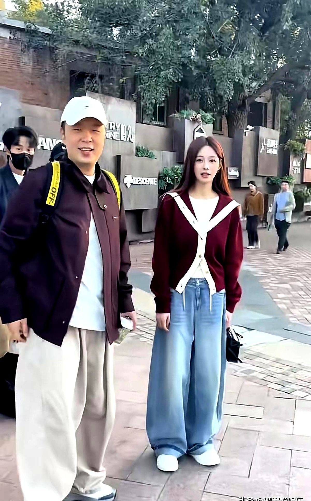 印象里杜海涛和沈梦辰总给人一种被迫结合的感觉。最近两人私底下被偶遇，画面还挺让人意外。他俩走在路上有