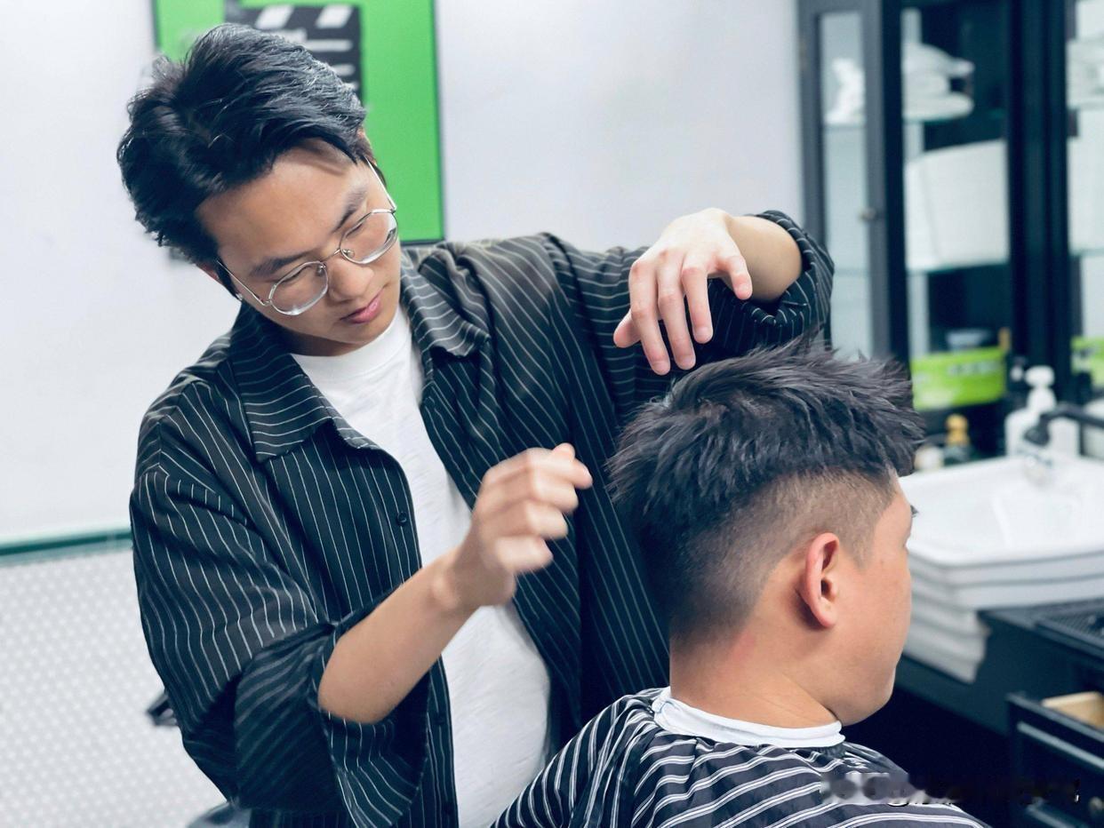 理发店陷入倒闭潮，不是没客人，也不是电商冲击，是被自己弄垮了？💈企查查数据吓