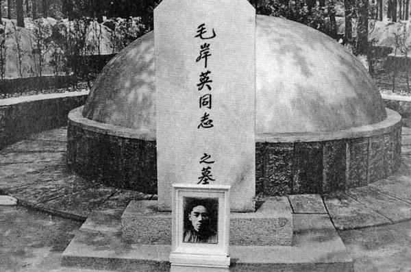 1955年，中央派人前往朝鲜挖掘毛岸英的坟墓，刚刚挖了几铲土，一名朝鲜妇女突然跑