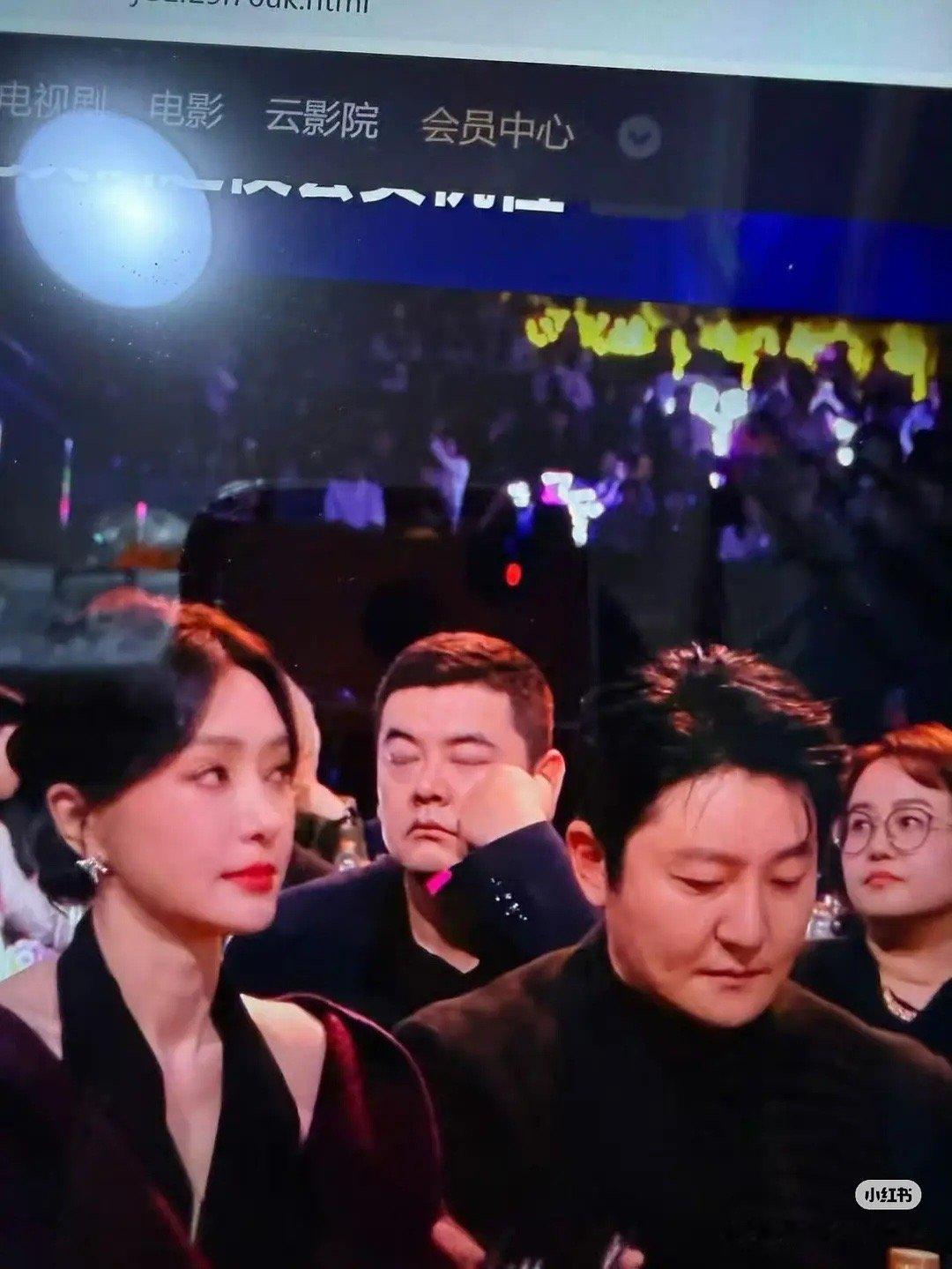 哈哈哈哈哈尹涛在尖叫之夜现场睡着了