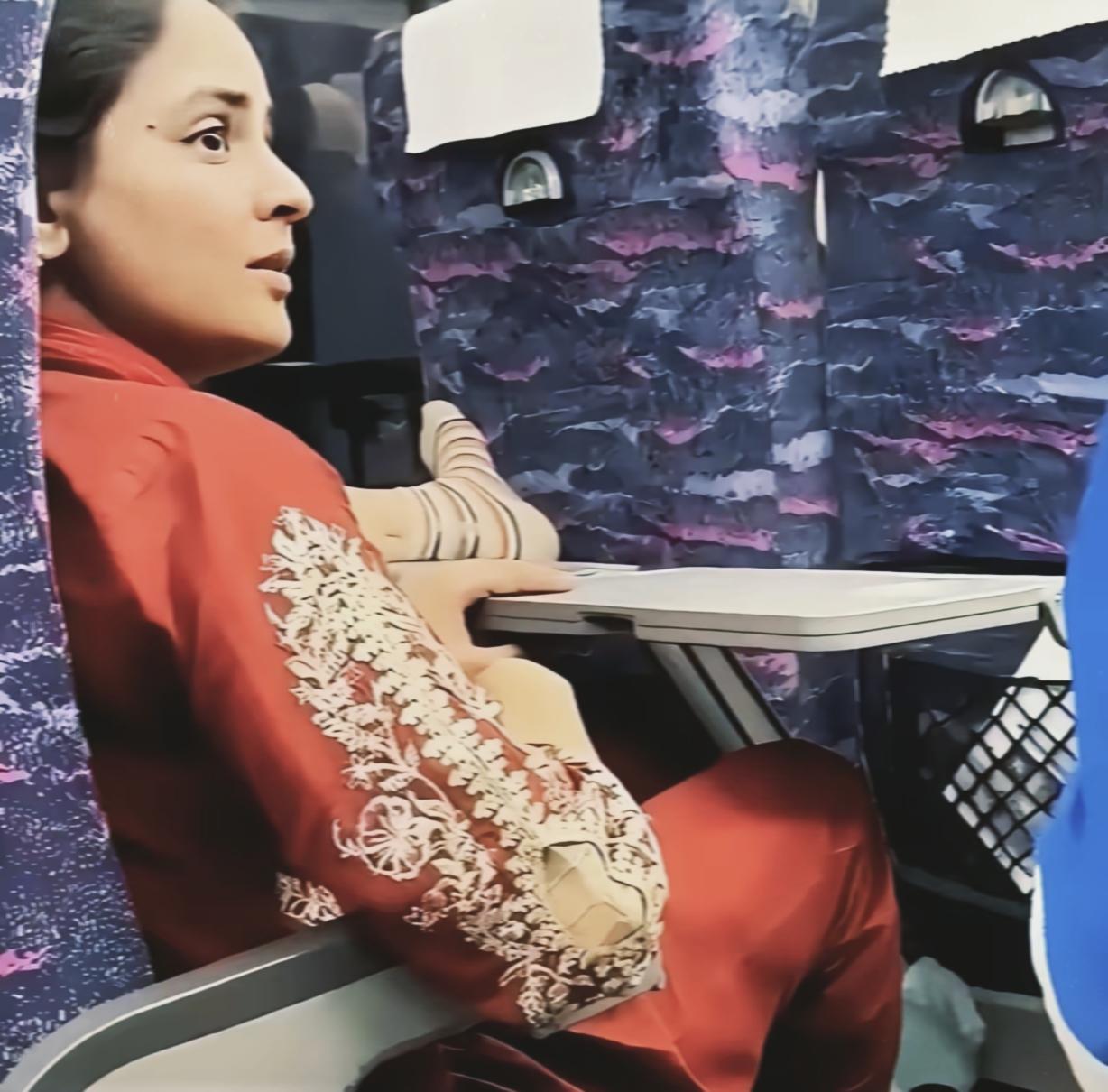 我发现，高铁上跷脚的印度姑娘后悔了，高铁小桌板是放吃的用的，她们倒好，光脚往上