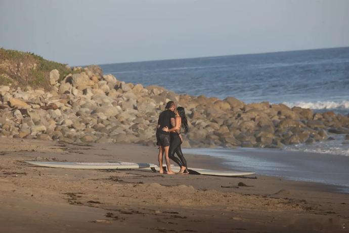 金卡戴珊汉密尔顿海里亲吻据外媒，金·卡戴珊、刘易斯·汉密尔顿日前在加州马里布海