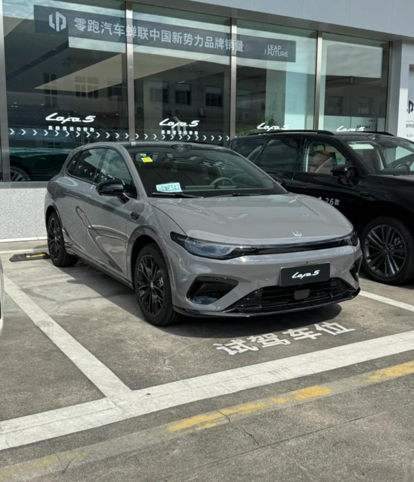 Lafa5试驾分享，操控很惊喜！和朋友出去玩，刚好经过零跑门店，看见Lafa5