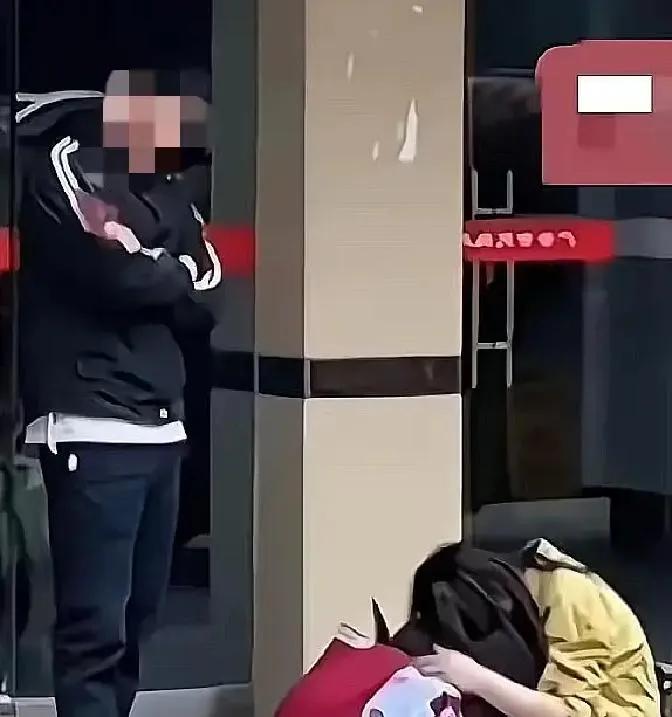 三天播放量12亿的抖音，里头一个光脚小男孩哭着抱住妈妈大腿不让她走，画面撕心裂肺