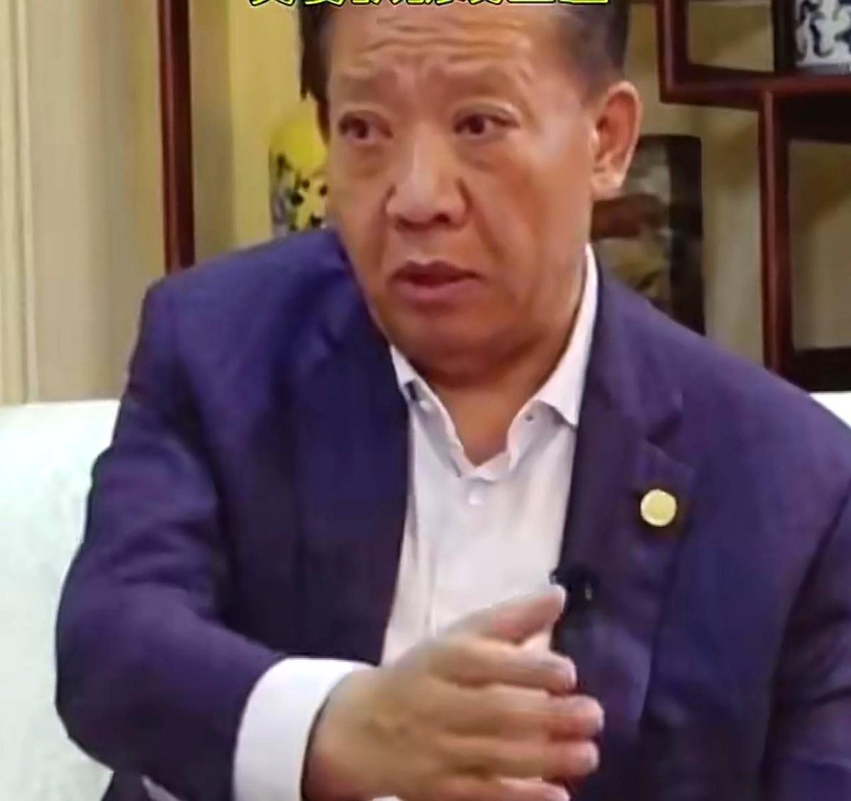 放弃仕途、砸锅卖铁帮老公还债，把快破产的药厂一路干上市。你猜这位原配最后落了个