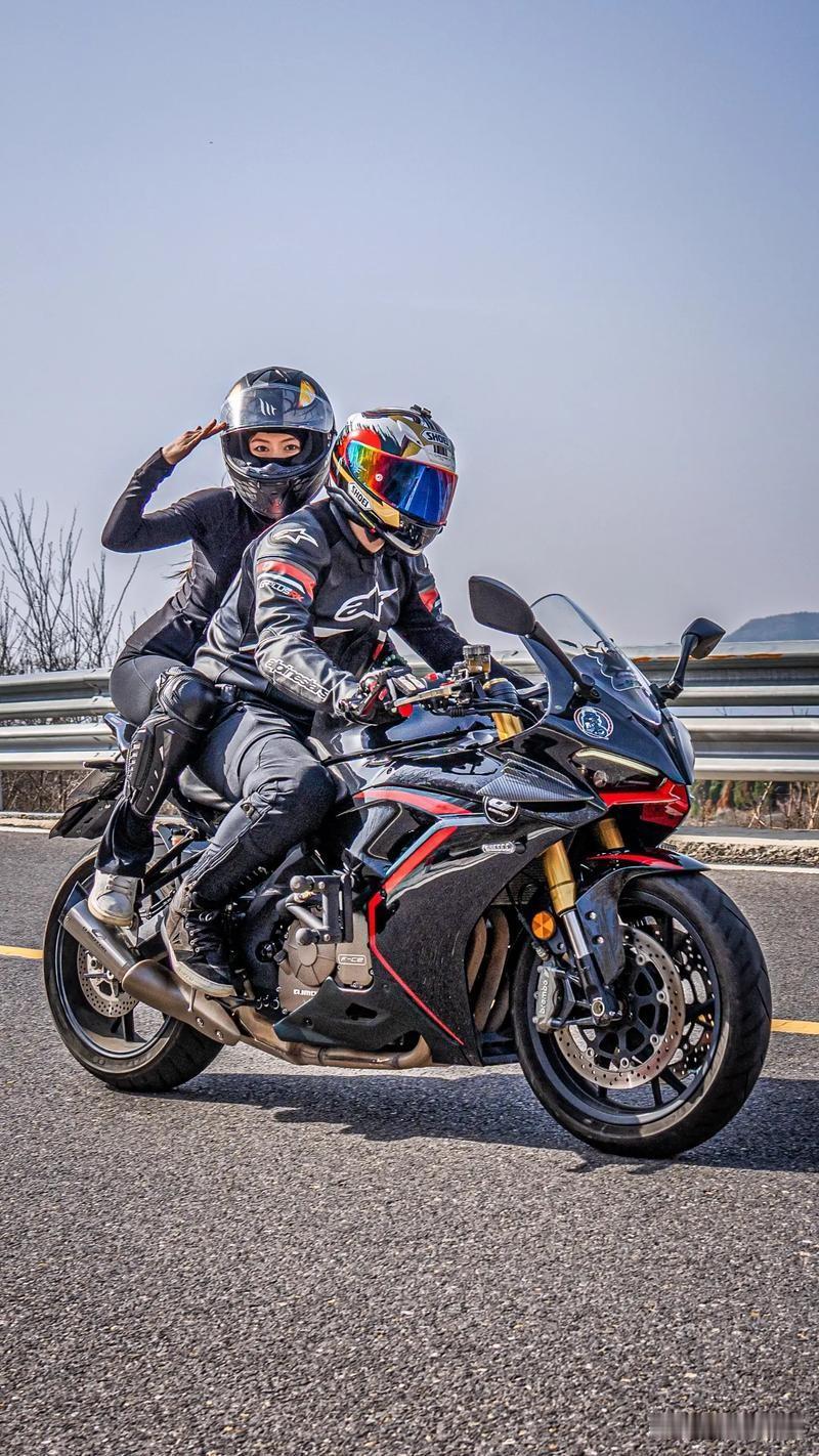 二轮摩托车行驶证上核定载人数是2人，为什么摩托车上高速不准带人？行驶证核定的载人