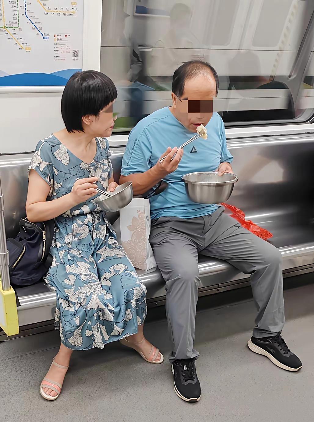 真是服了！地铁上碰到对奇葩夫妻！夫妻俩带了两大盆饺子，在地铁上旁若无人的吃