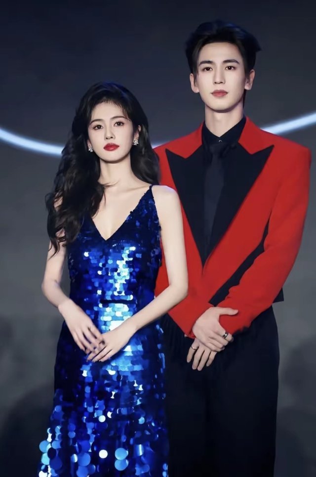 《逐玉》爆火，最想哭的人，应该是白鹿！《逐玉》开播没几天就爆火，炸穿全网，单日