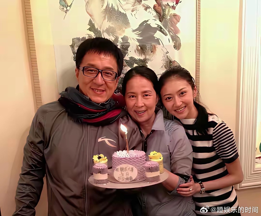 发现没有，不拍戏不熬夜的林凤娇看上去比成龙还老。其实两人只差一岁，林凤娇1953