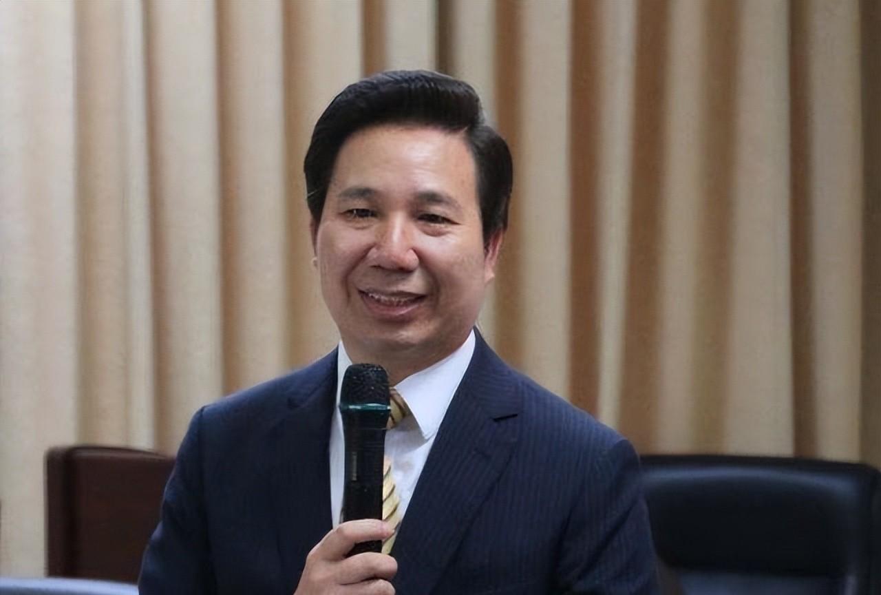 金门县长陈福海，曾经直接把话撂桌上："金门全县，从八十岁的老人到三岁的娃，没一个