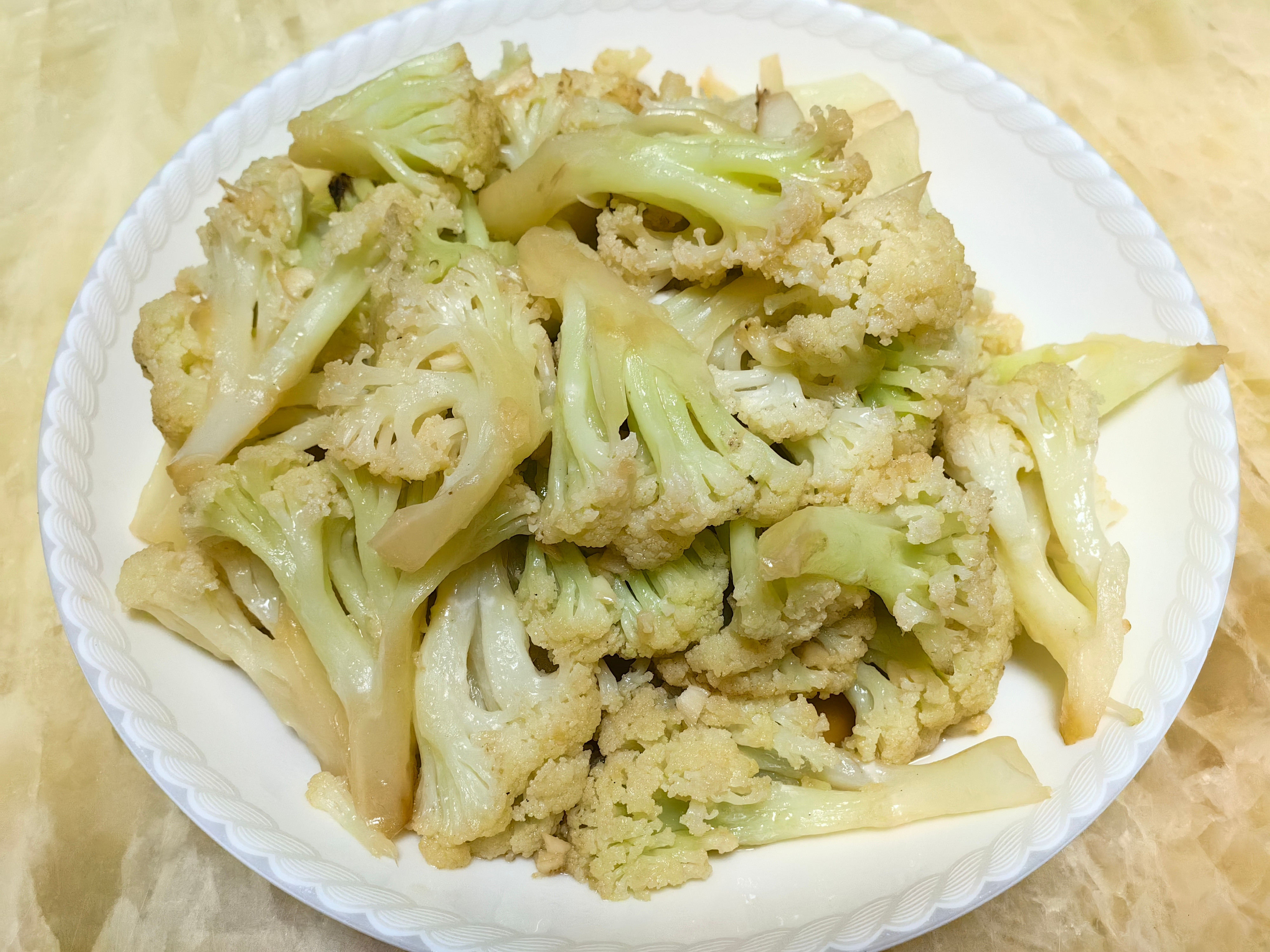 家常菜清蒸鲈鱼，炸鸽子，馄饨汤，炒菜花，煎豆腐海蛎。