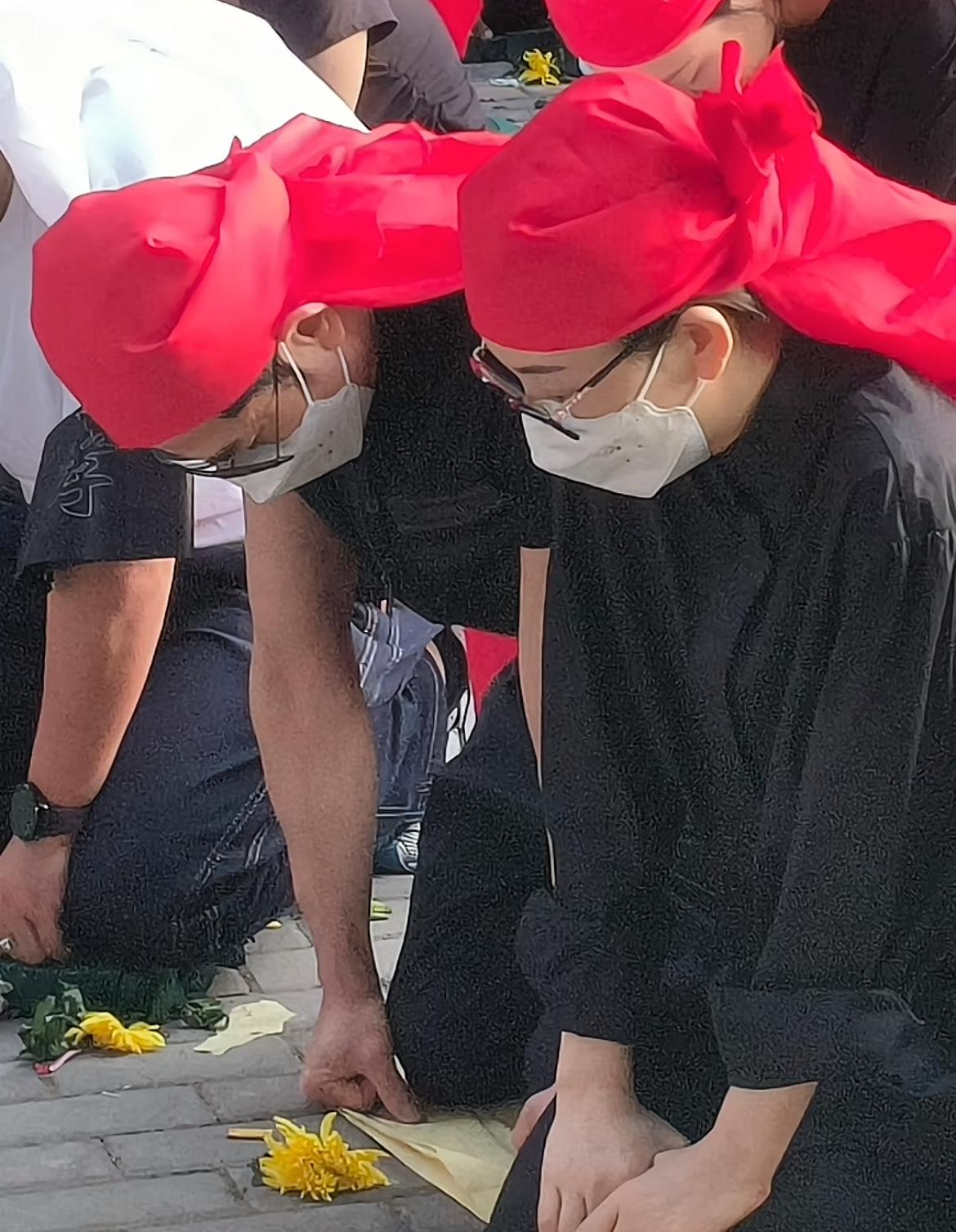 郭富城跪在水泥砖上，那种“痛苦”谁能了解呢？也许只有经历过的人才会明白。这两天