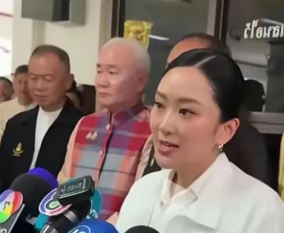 佩坦通没去亲自马来西亚和柬埔寨首相洪玛奈参与谈判，主要是佩通坦被暂停了职务，名义