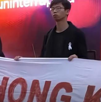 最近这段时间，大概三千左右移民到英国的香港人，在英国街头举行了游行活动，就是为了