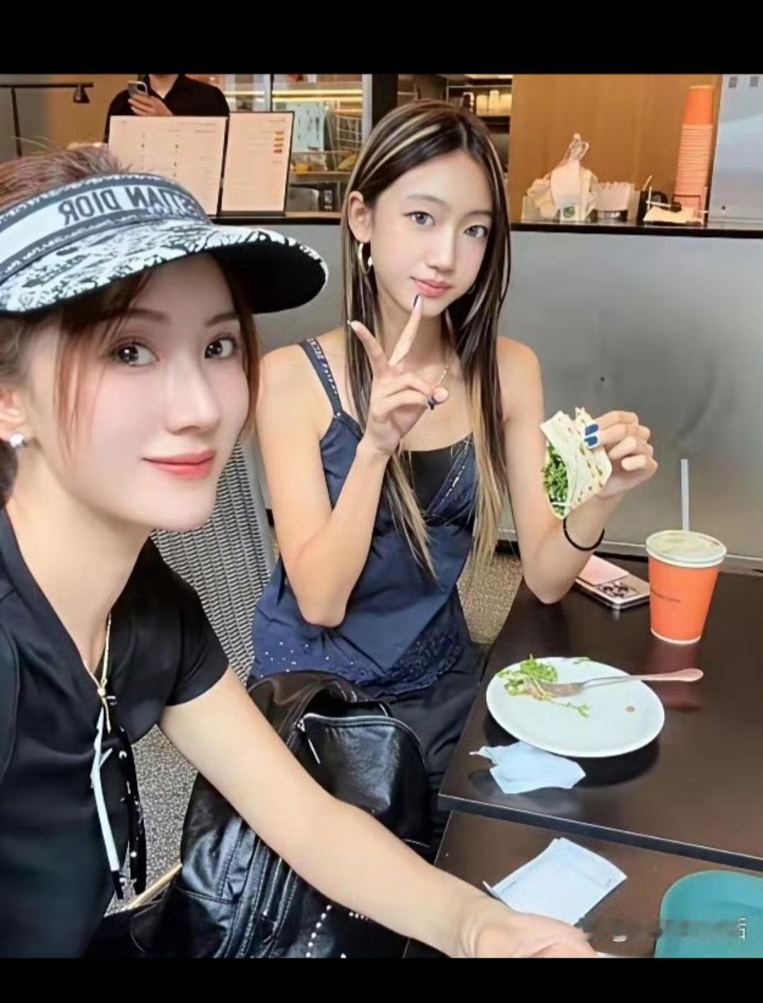 海藻带14的女儿到韩国旅游，孩子虽然才十几岁但是已经出落的亭亭玉立！看身高貌似
