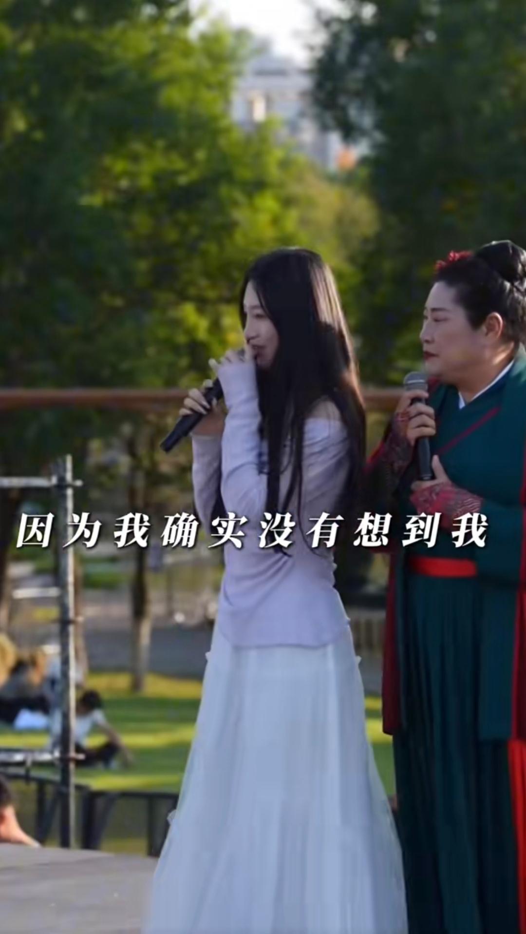 19男抢1女，因为女孩是舞蹈老师，并且在台上即兴跳了一段舞蹈，看呆了众人。武汉