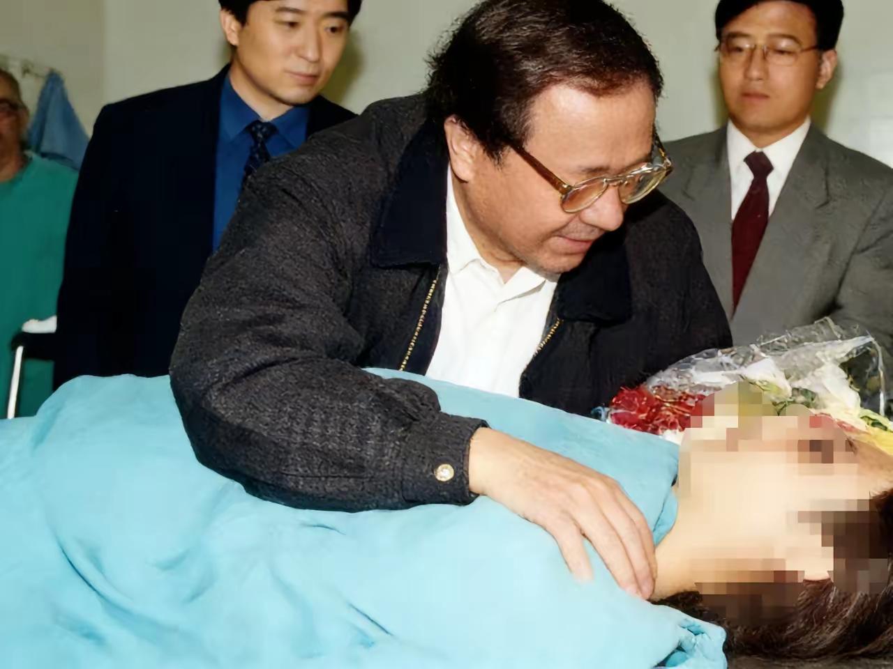 1999年，记者朱颖遇难牺牲后，父亲赶到殡仪馆，当看到女儿遗体时，难掩心中悲痛，