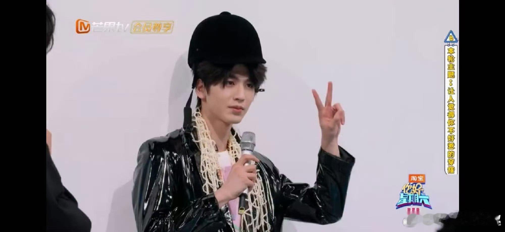 看他在节目里的造型太惊艳了，简单的搭配却透着不费力的高级。肩宽腰窄的优越比例把衣