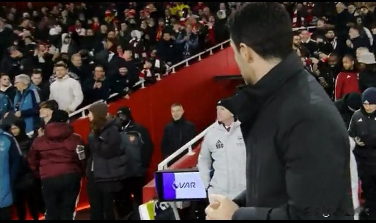 输不起？阿森纳4-1横扫阿斯顿维拉后，埃梅里拒绝赛后握手，令阿尔特塔茫然无措。