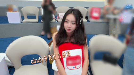 叶一茜叶一茜带森碟来浪姐集邮乘风2026浪姐趣味名场面来袭，叶一茜带着森碟现身节
