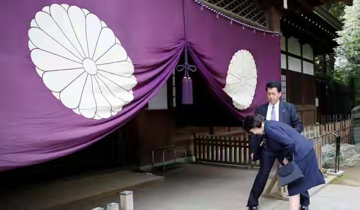 拜鬼结束，高市离开神社，中国发起第四波反击，解放军或增派航母拜鬼结束，高市离