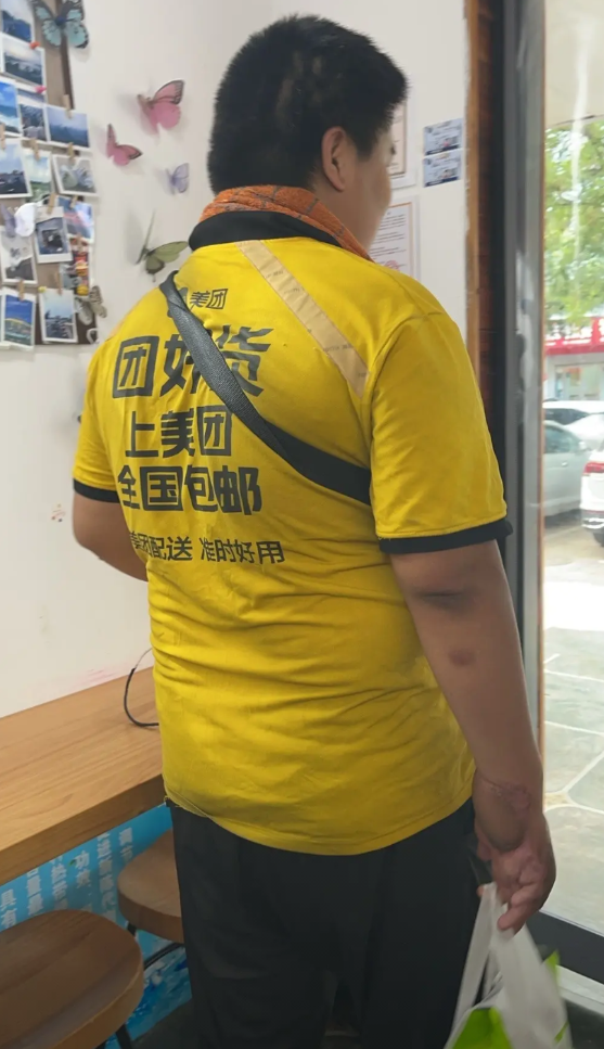 有顾客点了两杯清补凉饮品，这个外卖小哥在店里呆了十五分钟才走，身上的衣服很脏，身