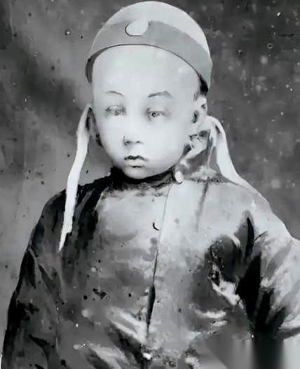 溥仪，大清最后一个皇帝。他每个月的膳食单子，能堆满一张桌子：200斤猪肉，24