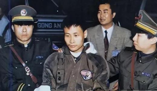 1995年，广东番禺运钞车被抢1500万，主谋是清远干部家庭的大学毕业生。他隐姓