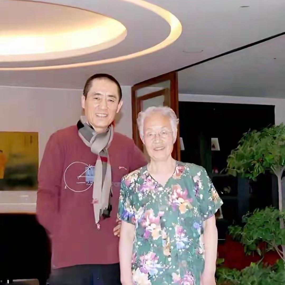张艺谋扛起整个家族，母亲两句话让他记了一辈子张艺谋定居北京成名后，常年接济