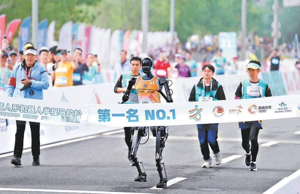 🦾全球首个机器人半马全流程测试完成！70+队伍深夜狂奔，科技突破震撼上演🔥