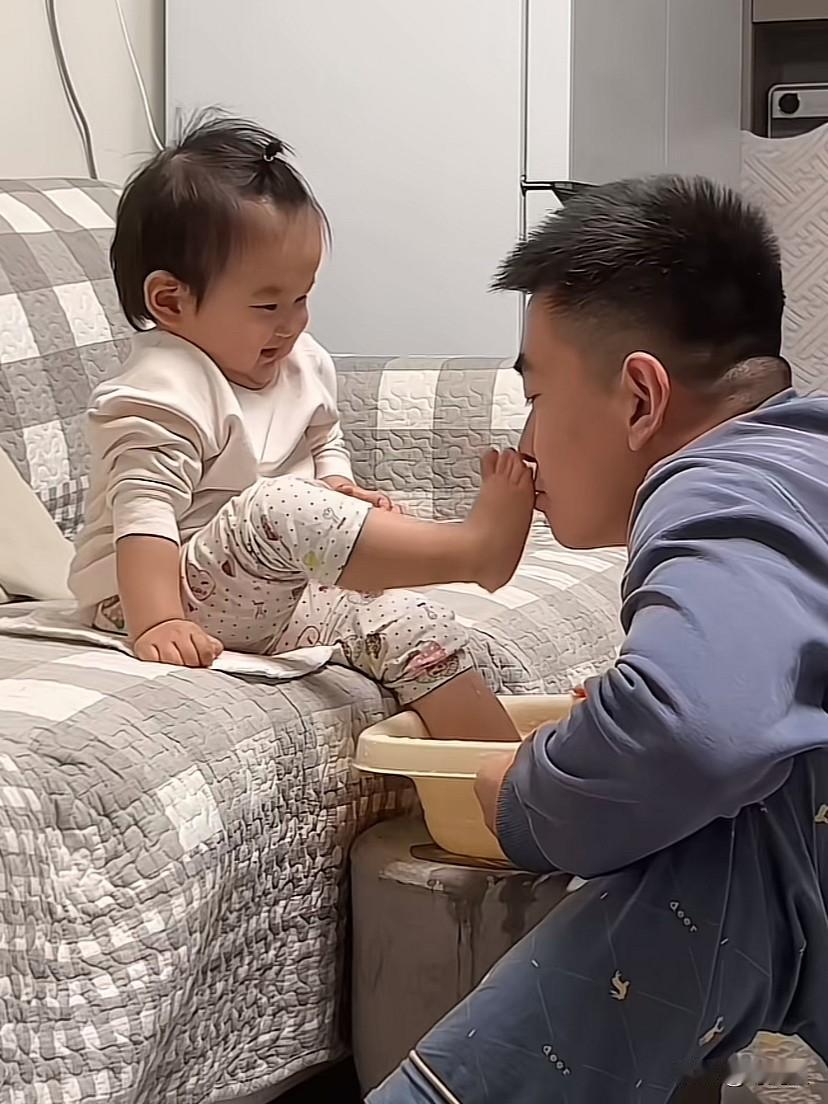 被这个视频暖到了，宝爸给女儿洗脚，爸爸闻宝贝女儿奶香奶香的小脚丫。还有什么比这个