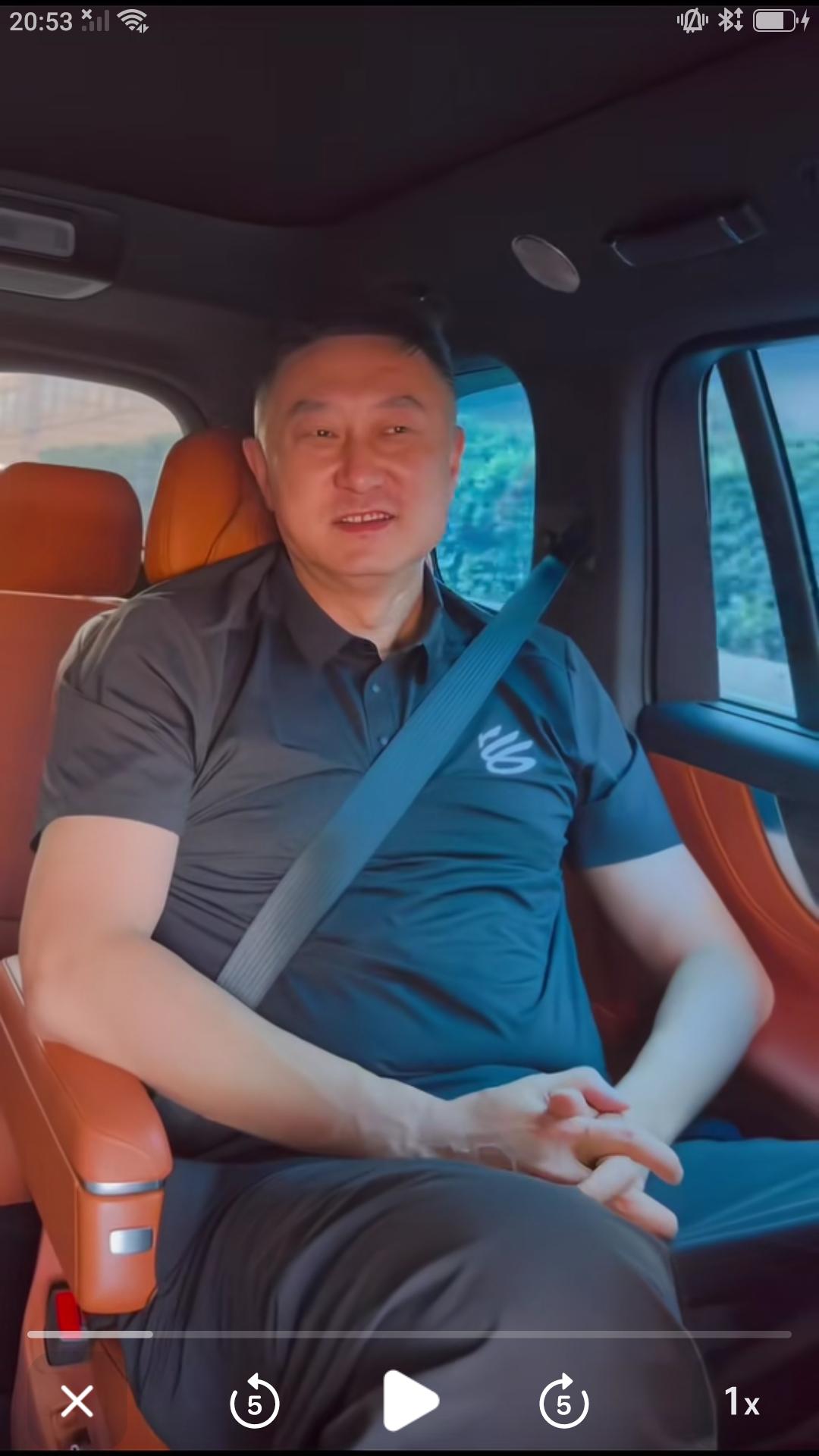 【昨天广东省篮球协会会长杜峰驱车前往粤医杯篮球邀请赛现场，为赛事助力。】杜峰说: