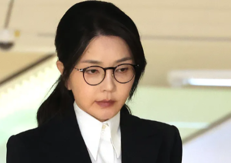 就在刚刚韩国特检组宣布了2025年8月25日，韩国前总统夫人金建希拖着低血