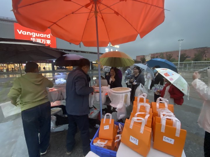 美院非遗硕士母校附近摆摊卖包子, 群友争论北方和南方包子哪个更好吃