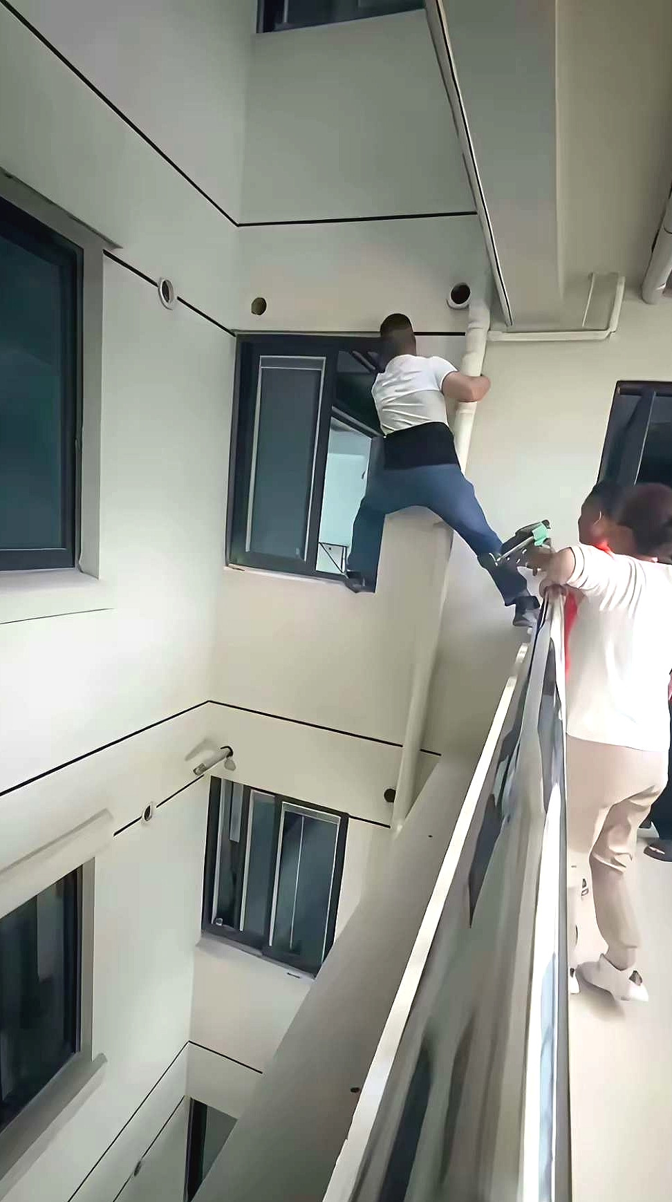 业主情愿自己拿命尝试，也不愿意让开锁师傅挣这80块钱
